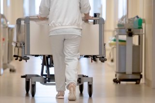 Les maladies ostéoarticulaires, comme l'arthrose, ont été la première cause d'hospitalisation en 2023 (image prétexte). KEYSTONE/DPA/MARIJAN MURAT